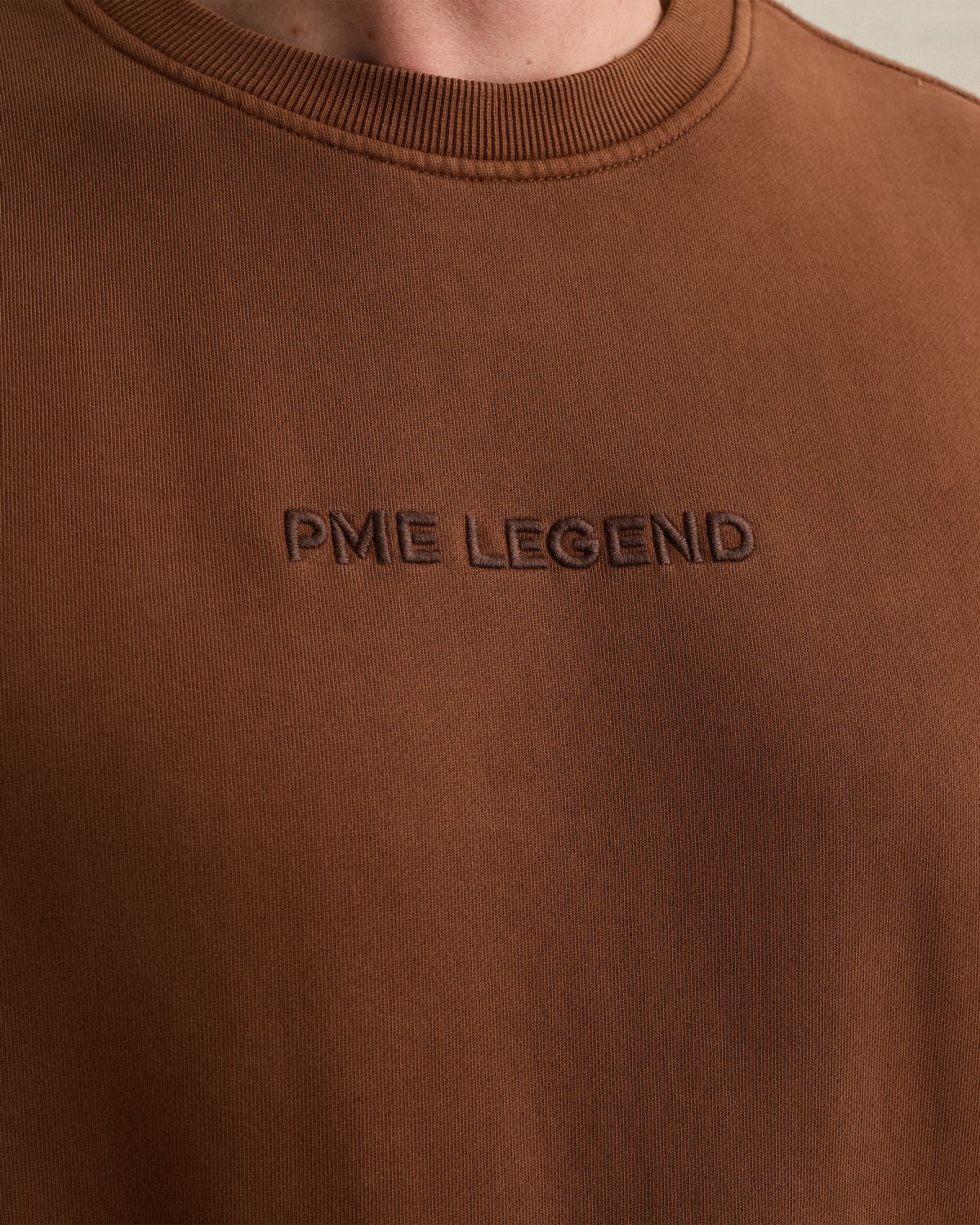 Свитшот PME Legend с логотипом на груди коньячный артикул PSW2609455-8168