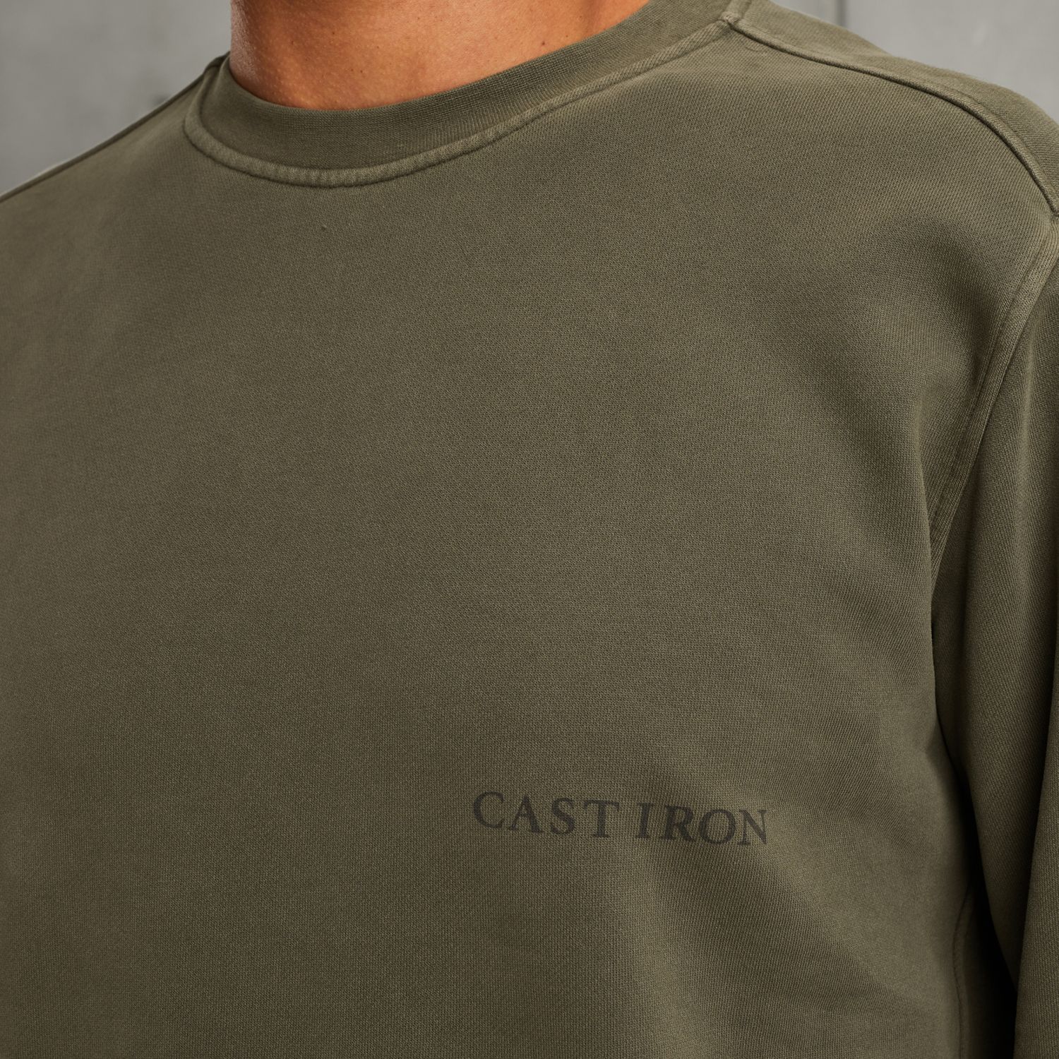 Свитшот Cast-Iron со смещённым логотипом зелёный артикул CSW2510445-6513