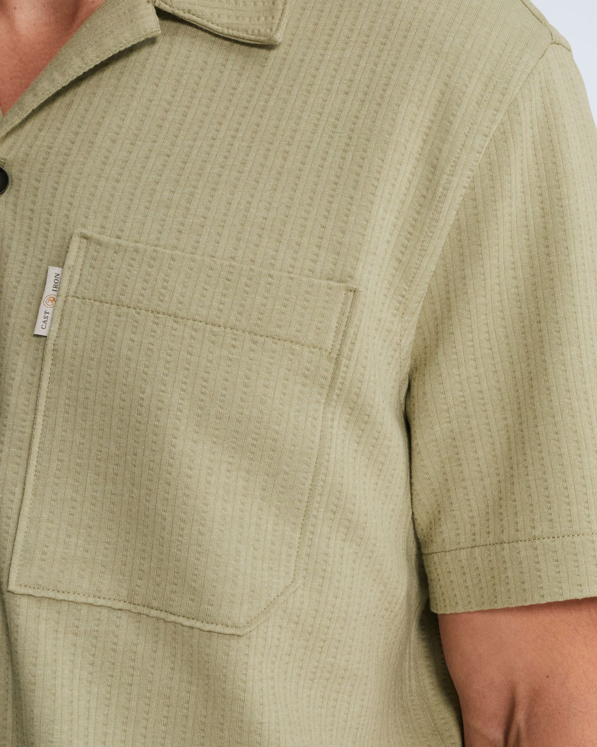 Рубашка Cast-Iron с короткими рукавами и нагрудным карманом зелёная артикул CSIS2604266-6390