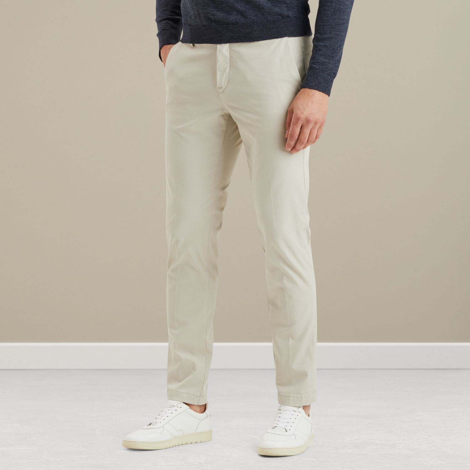 Брюки-чинос Vanguard slim fit бежевые артикул VTR2502600-7074