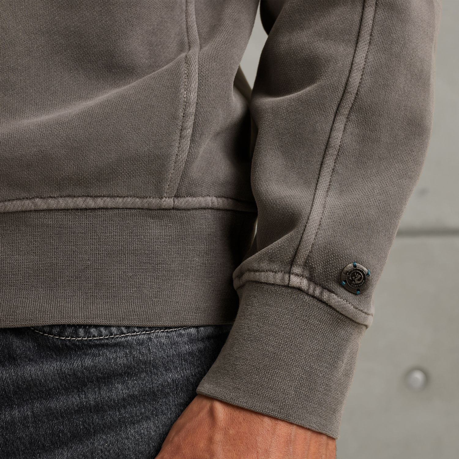 Свитшот Cast-Iron со смещённым логотипом серый артикул CSW2509442-9133