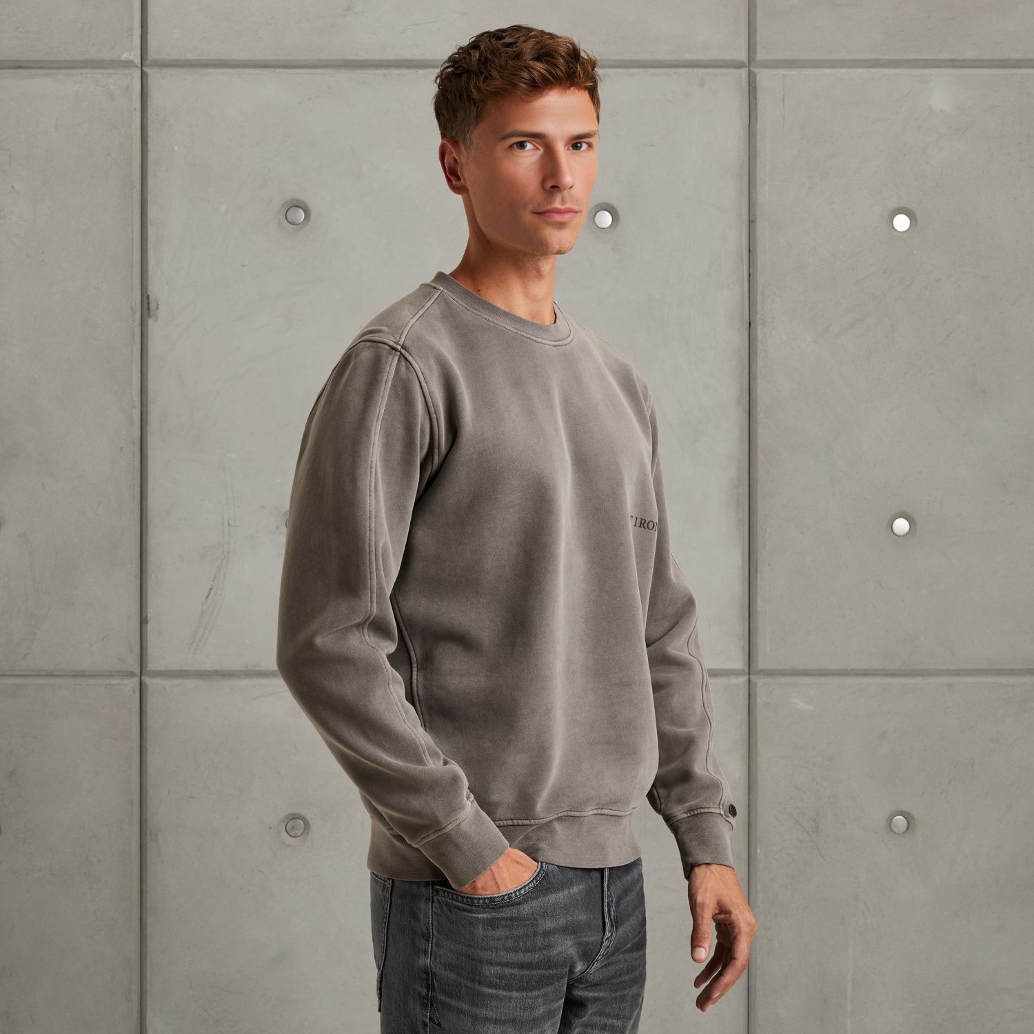 Свитшот Cast-Iron со смещённым логотипом серый артикул CSW2509442-9133