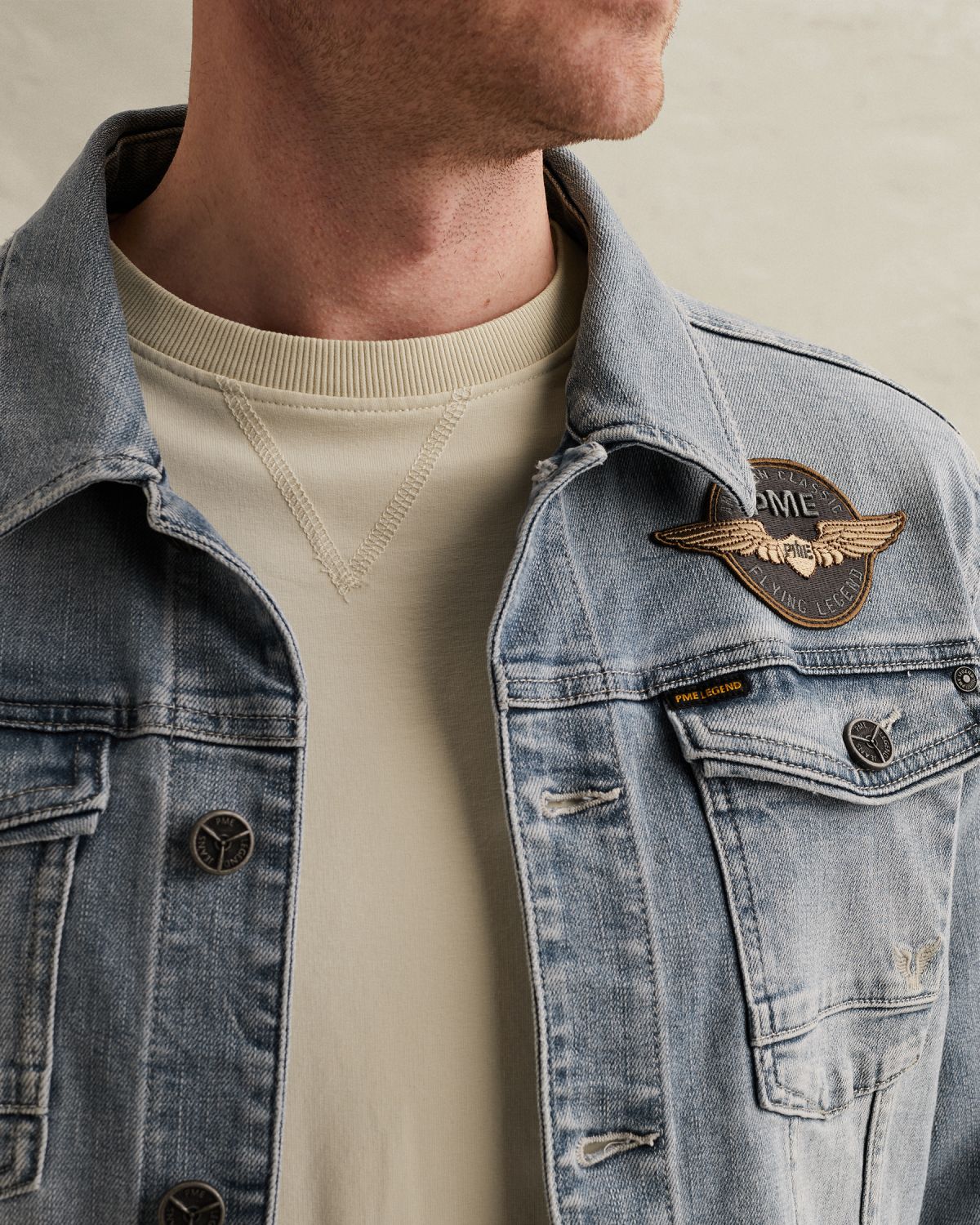 Джинсовая куртка PME Legend с нашивками синяя артикул PDJ2602704-SBT