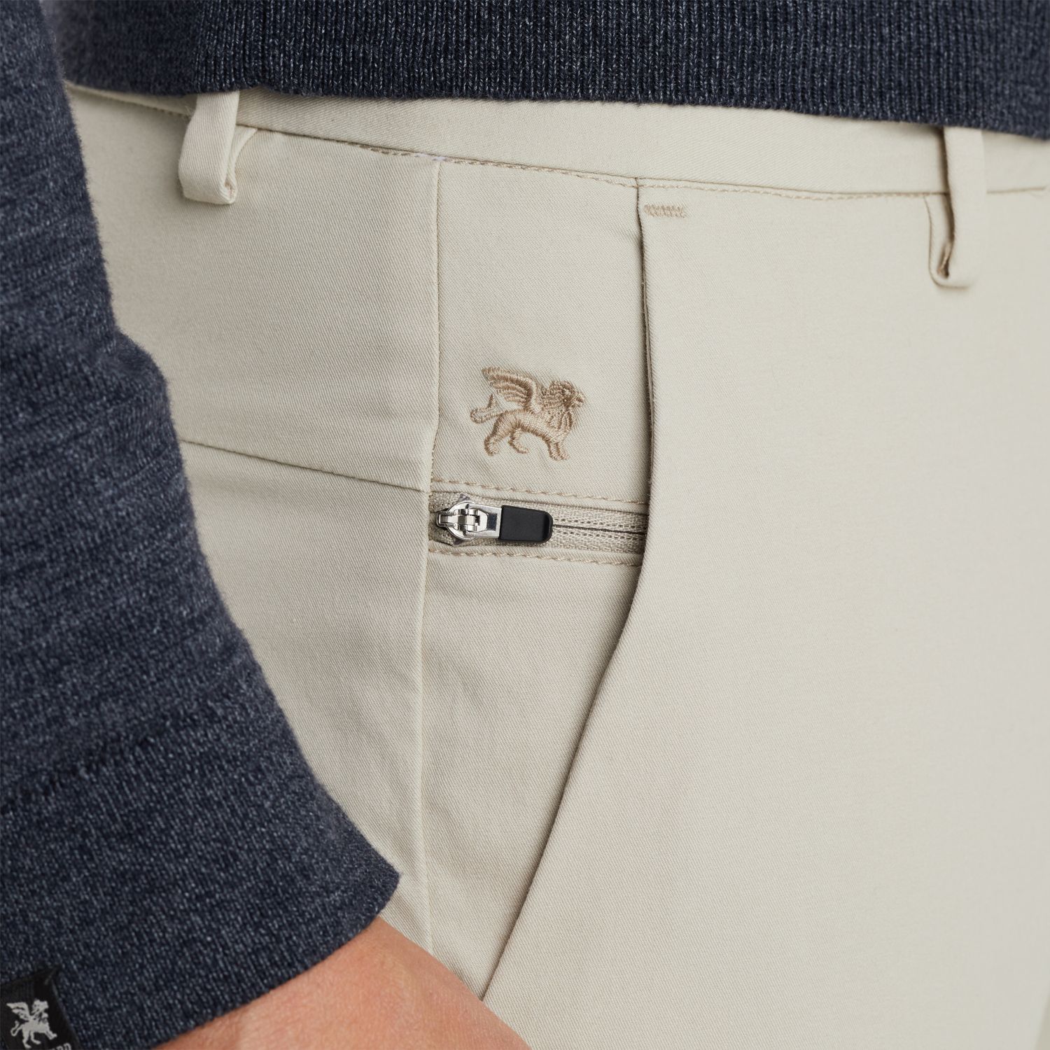Брюки-чинос Vanguard slim fit бежевые артикул VTR2502600-7074