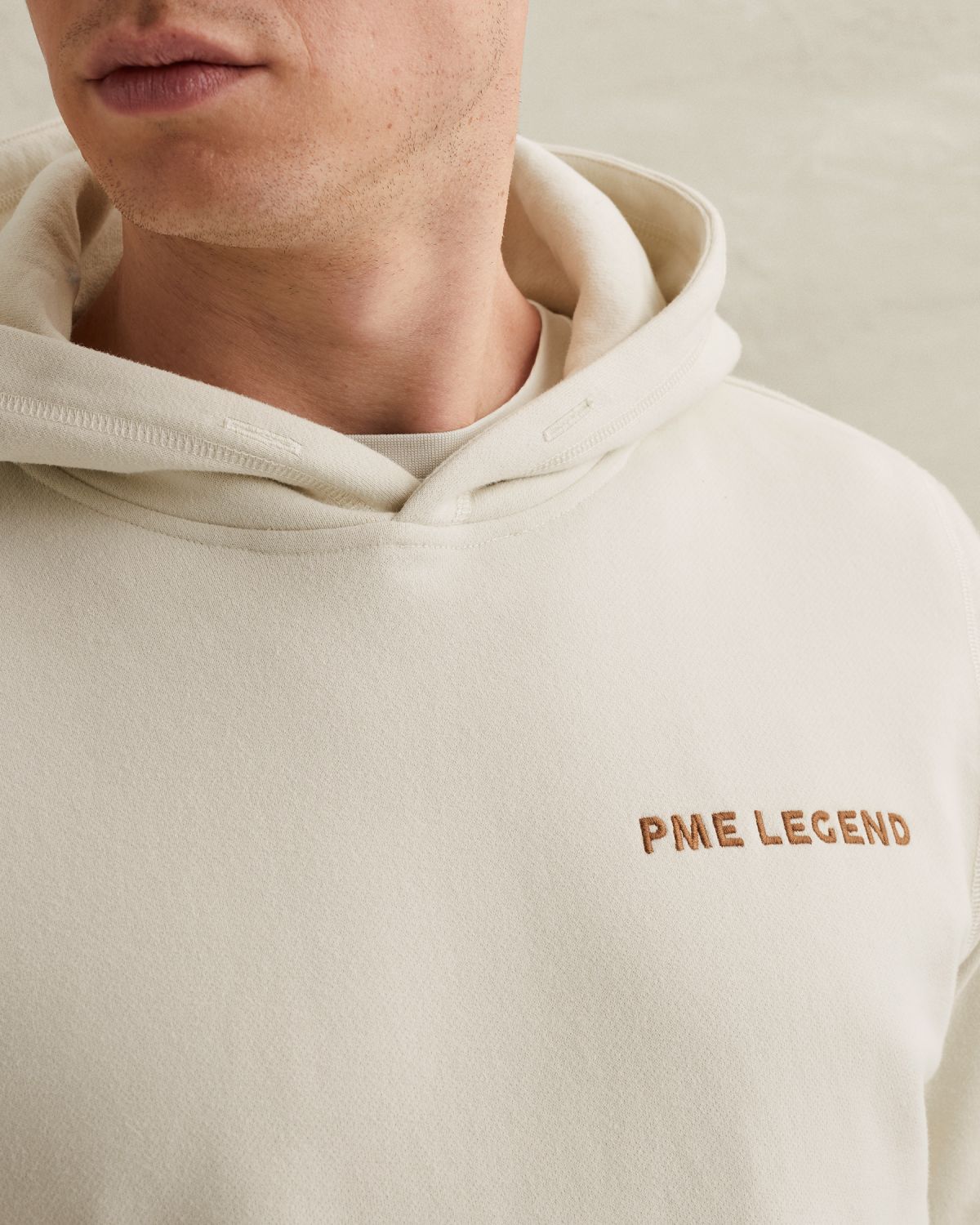 Толстовка PME Legend с капюшоном и принтом на спинке бежевая артикул PSW2602487-7013