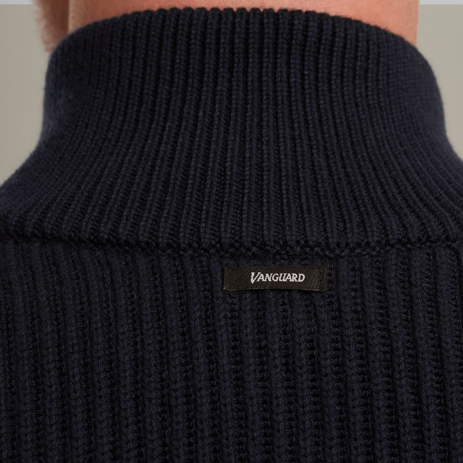 Пуловер Vanguard с воротником-стойкой и короткой молнией синий артикул VKW2509328-5073