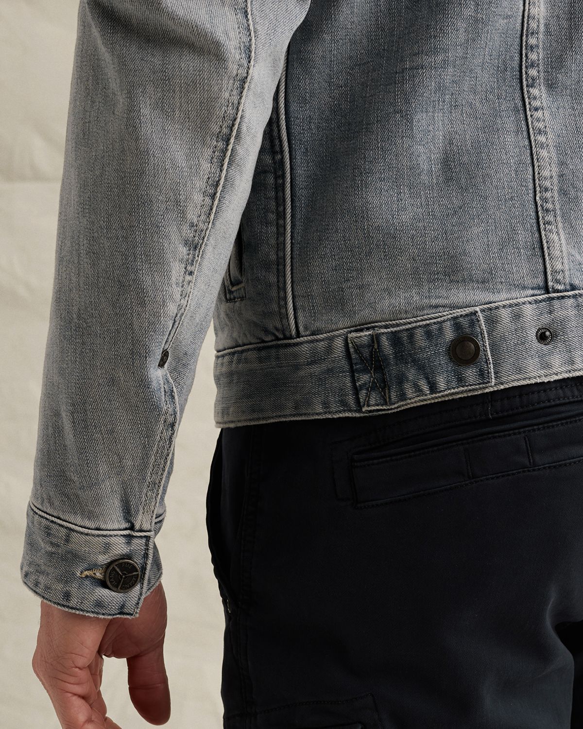 Джинсовая куртка PME Legend с нашивками синяя артикул PDJ2602704-SBT