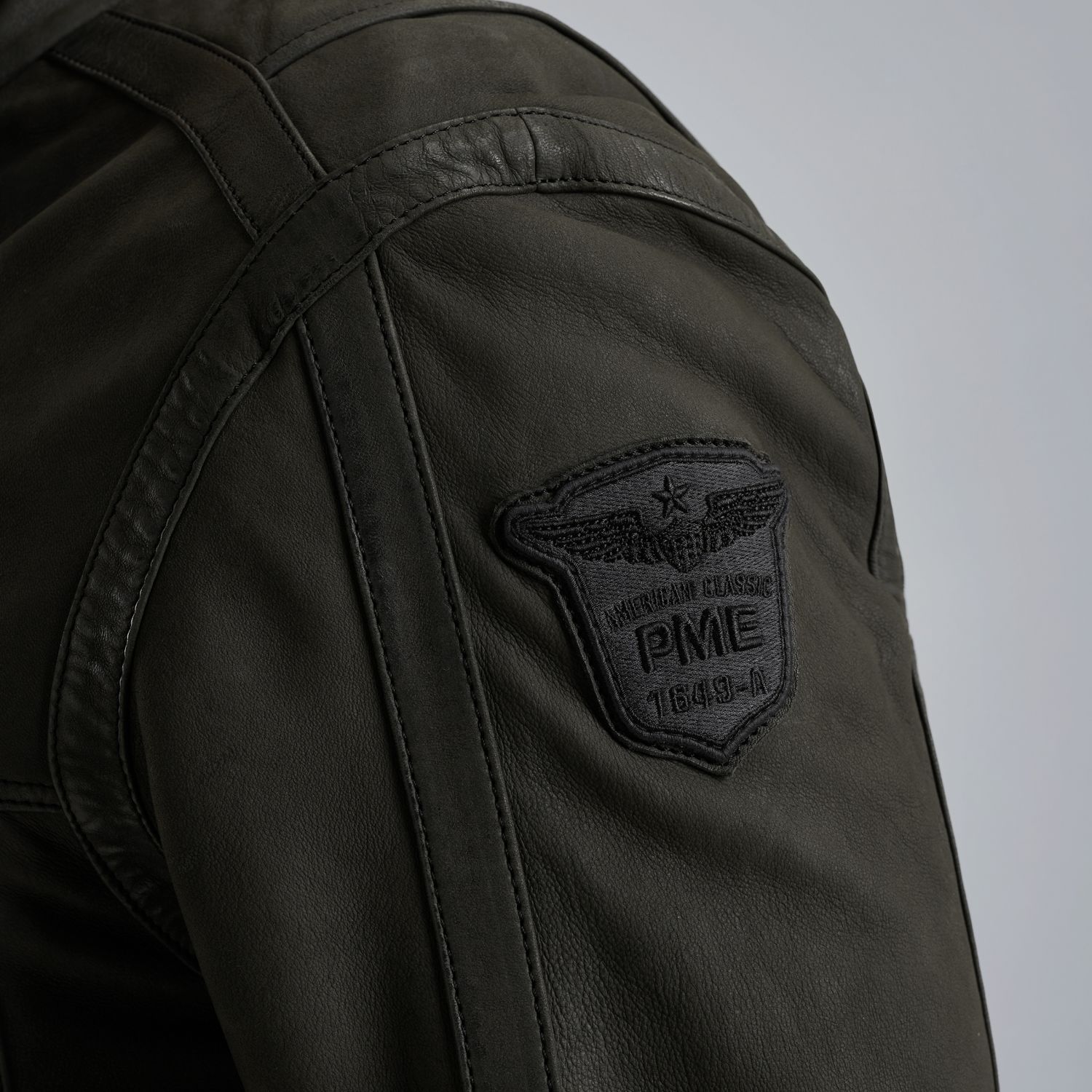 Кожаная куртка Airbridge чёрная артикул PLJ2508701-9067