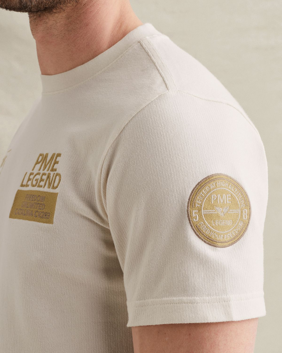 Футболка PME Legend с вышитыми нашивками белая артикул PTSS2604576-7001