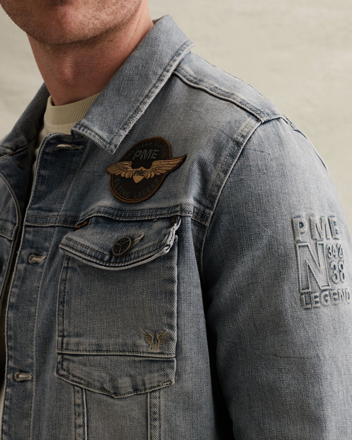 Джинсовая куртка PME Legend с нашивками синяя артикул PDJ2602704-SBT