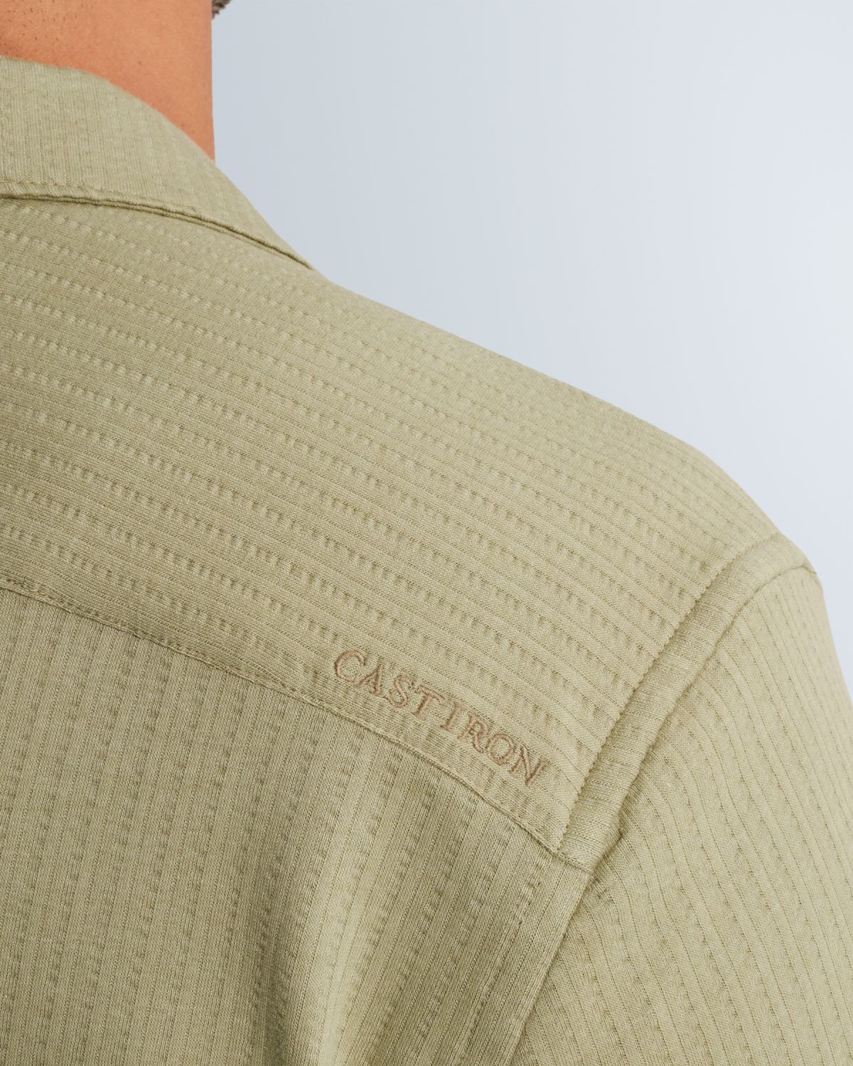 Рубашка Cast-Iron с короткими рукавами и нагрудным карманом зелёная артикул CSIS2604266-6390