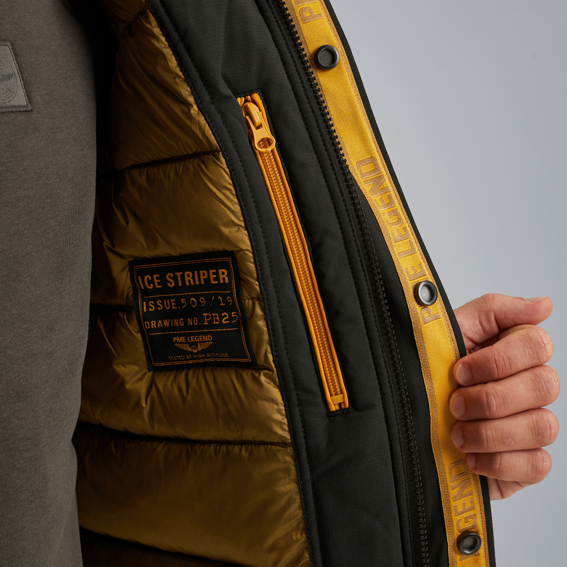 PJA2509119-9067_model_8