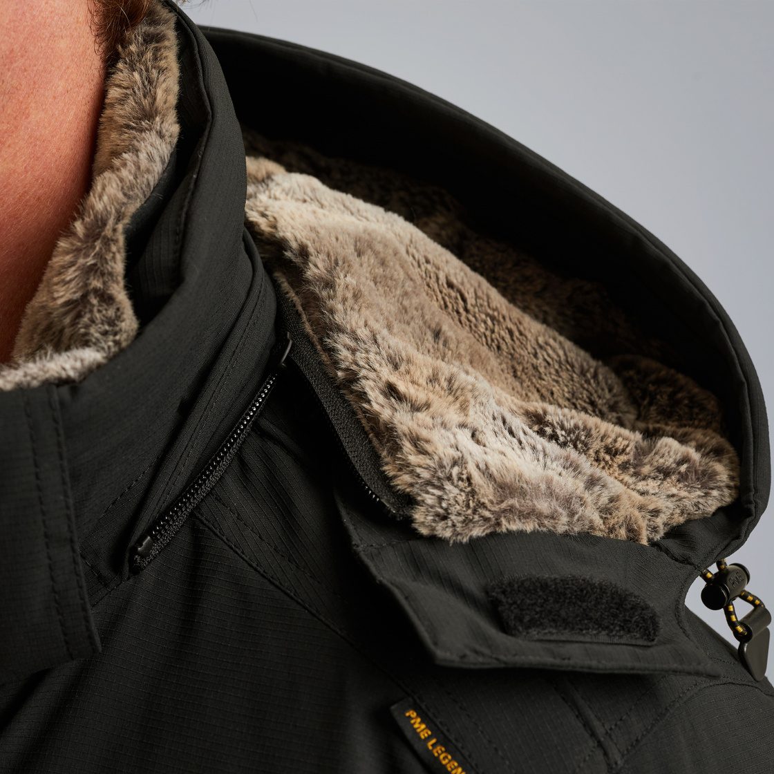 PJA2509119-9067_model_7